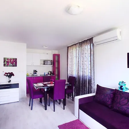 Red Zebra Apartments Apartment *