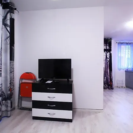 Red Zebra Apartments Apartment